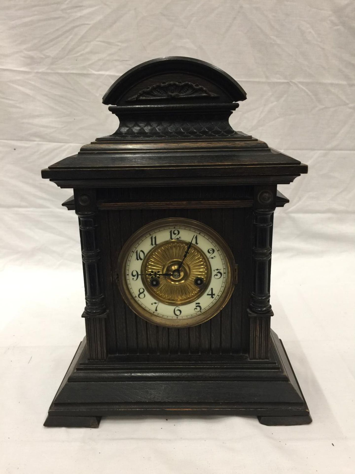 AN ORNATE CHIMING MANTLE CLOCK WITH GERMAN MOVEMENT AND PENDULUM. KEY IS PRESENT AND WORKING AT TIME