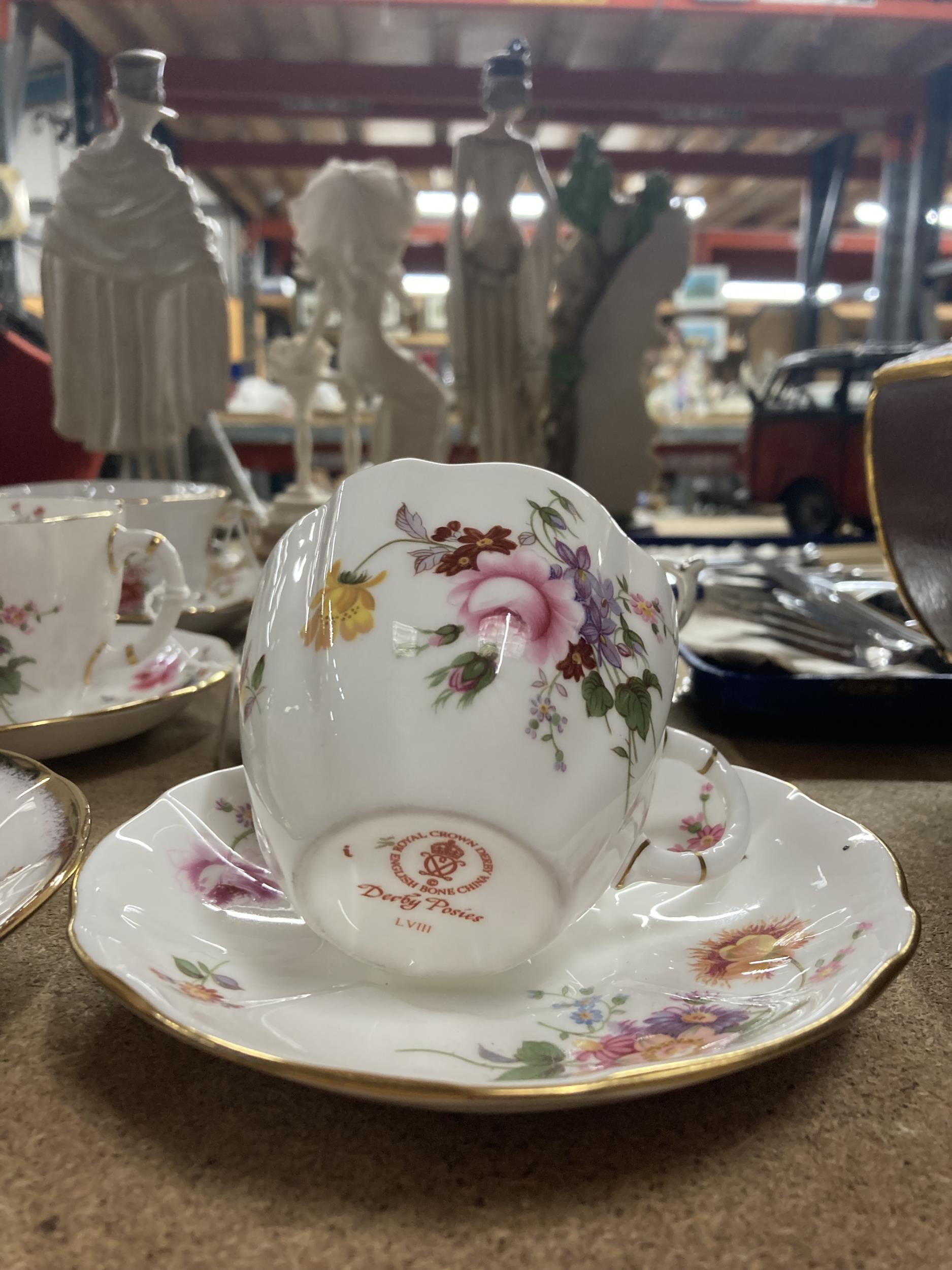 AN ASSORTMENT OF CHINA CUPS AND SAUCERS TO INCLUDE ROYAL CROWN DERBY 'DERBY POSIES', PARAGON, - Image 5 of 5