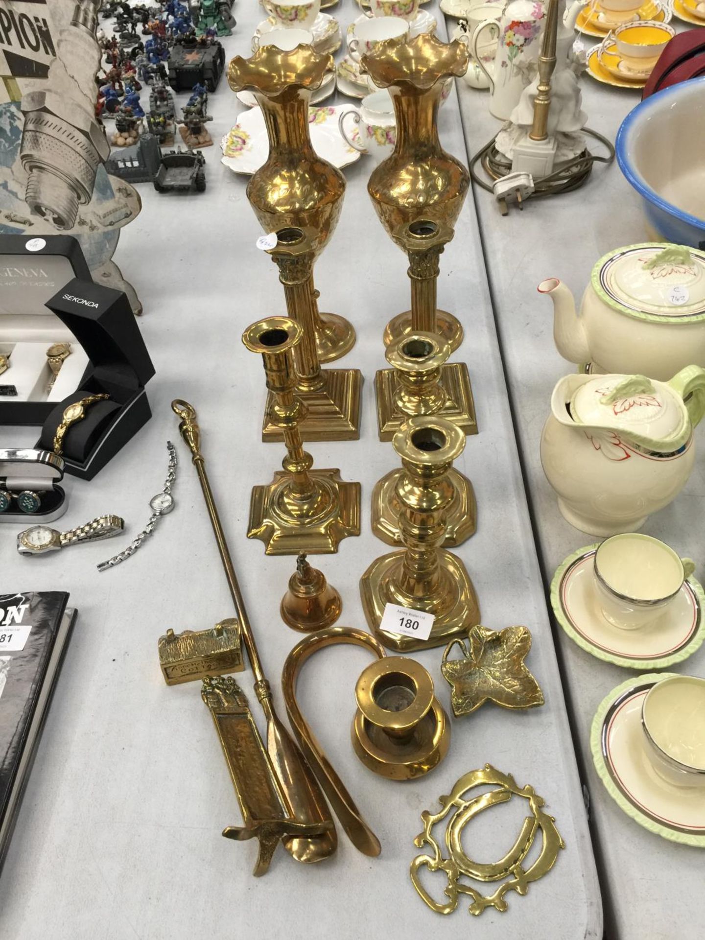 A QUANTITY OF BRASSWARE TO INCLUDE CANDLESTICKS, ETCHED VASES, SHOE HORNS, ETC