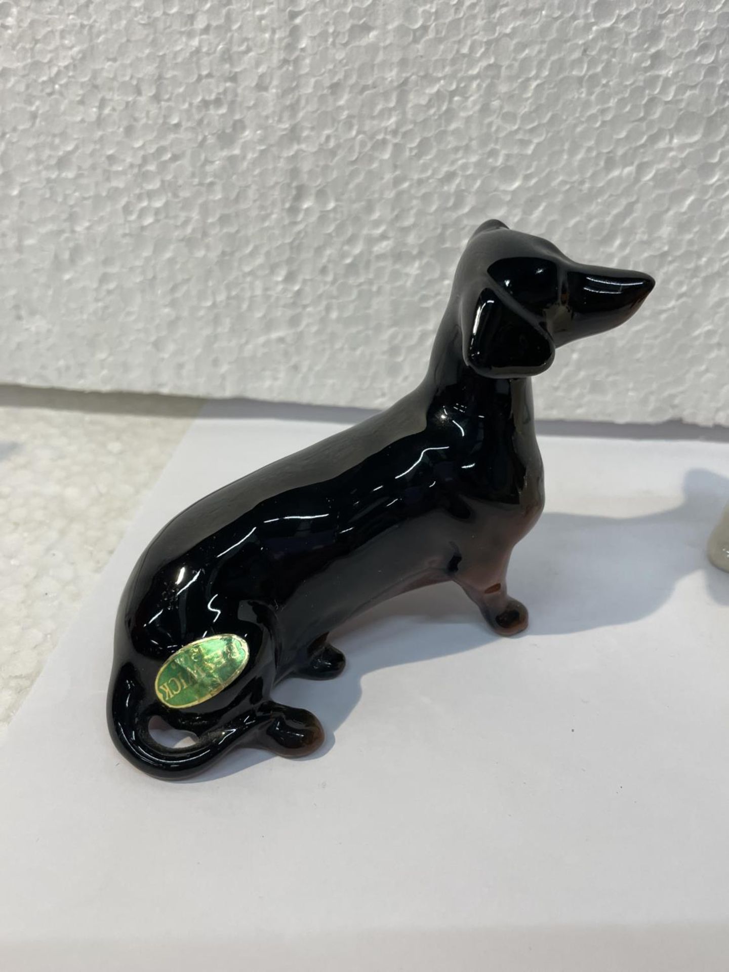 FIVE BESWICK DOGS TO INCLUDE A FOX HOUND, DALMATION, SPANIEL, DASHOUND, AND A CORGI - Bild 2 aus 13