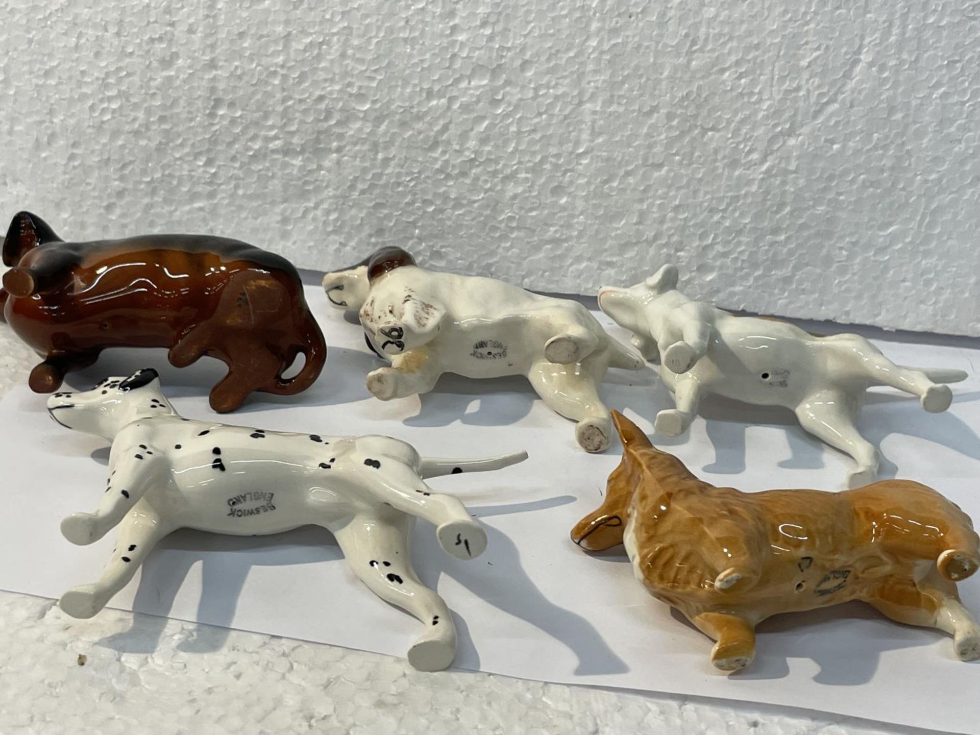 FIVE BESWICK DOGS TO INCLUDE A FOX HOUND, DALMATION, SPANIEL, DASHOUND, AND A CORGI - Bild 13 aus 13