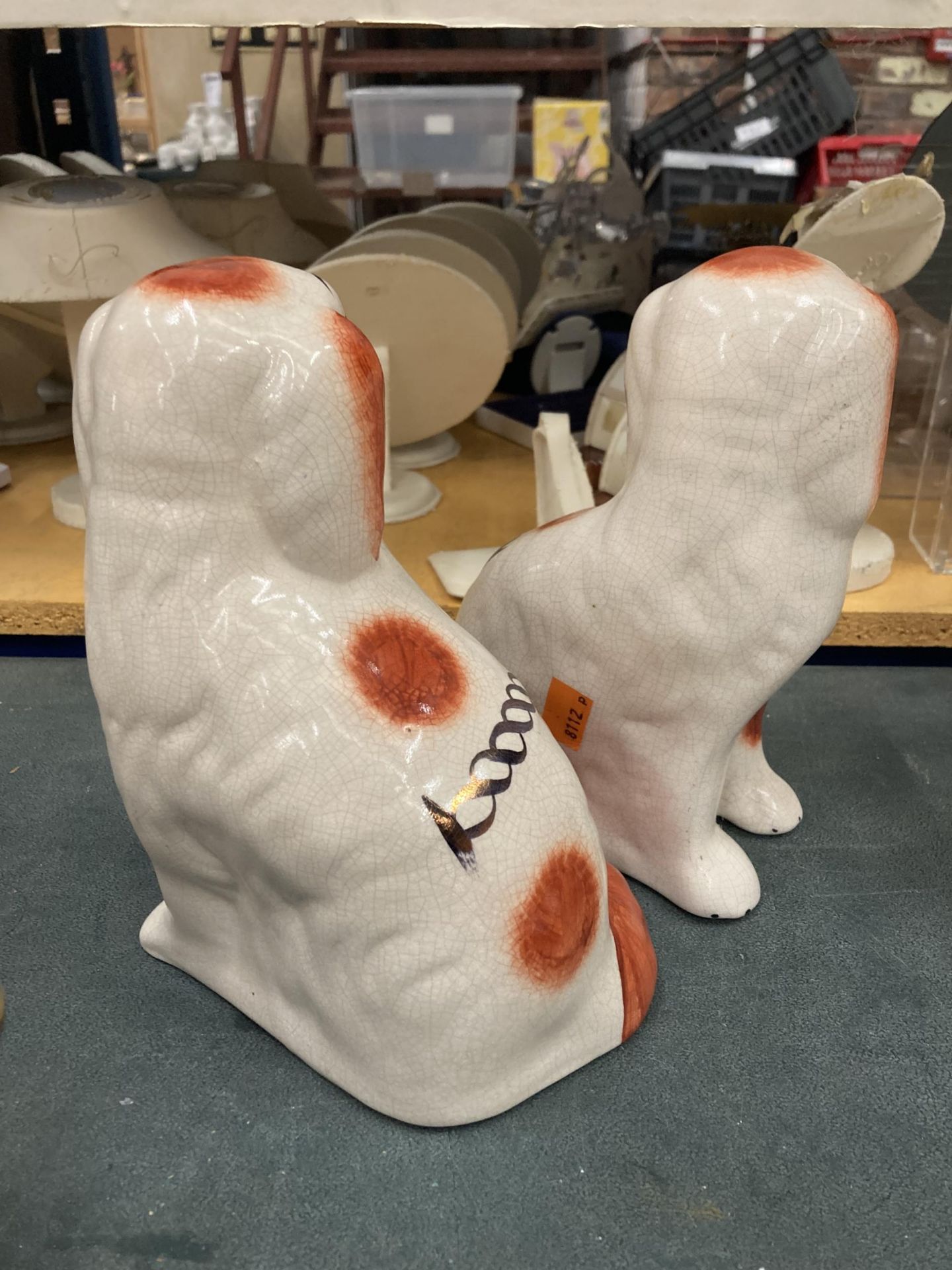 A PAIR OF STAFFORDSHIRE RED AND WHITE MANTLE DOGS HEIGHT 21CM - Image 3 of 4