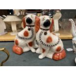 A PAIR OF STAFFORDSHIRE RED AND WHITE MANTLE DOGS HEIGHT 21CM