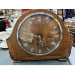 A SMITHS MAHOGANY CASED MANTLE CLOCK WITH KEY AND PENDULUM