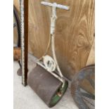 A VINTAGE CAST IRON GARDEN ROLLER (W:46CM)