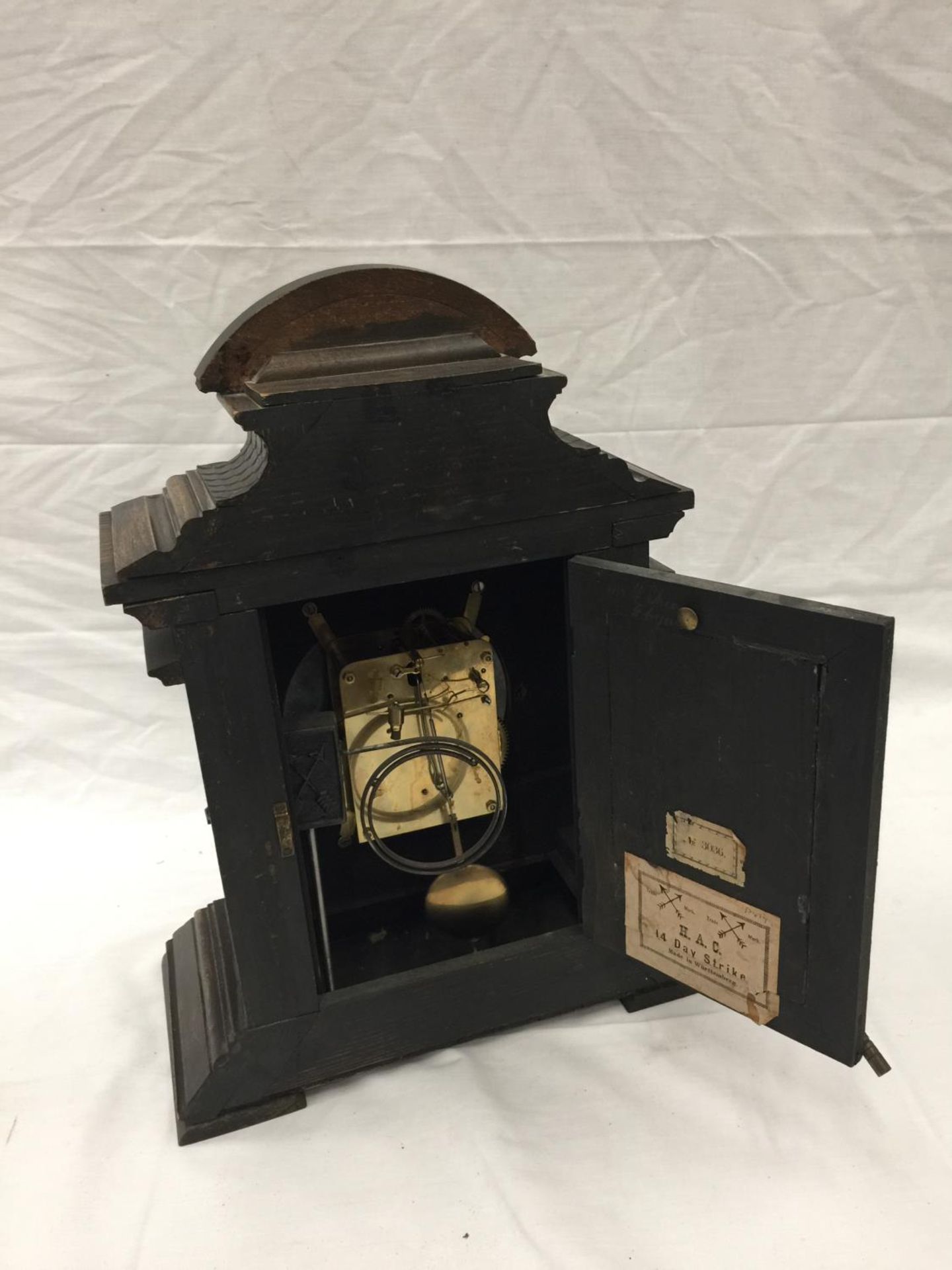 AN ORNATE CHIMING MANTLE CLOCK WITH GERMAN MOVEMENT AND PENDULUM. KEY IS PRESENT AND WORKING AT TIME - Image 7 of 11