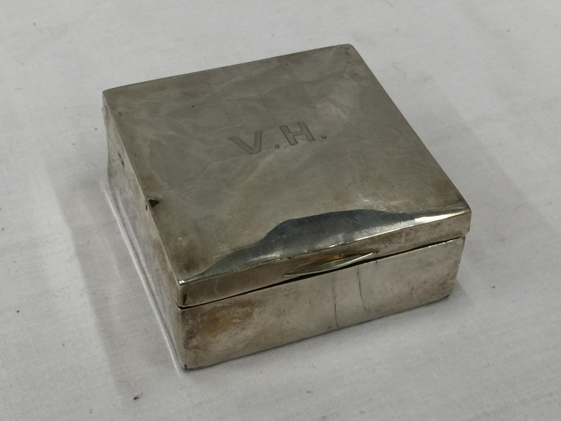 A HALLMARKED (INDISTINCT) SILVER TRINKET BOX WITH WOODEN LINING. WEIGHT: 234 GRAMS - Image 2 of 8