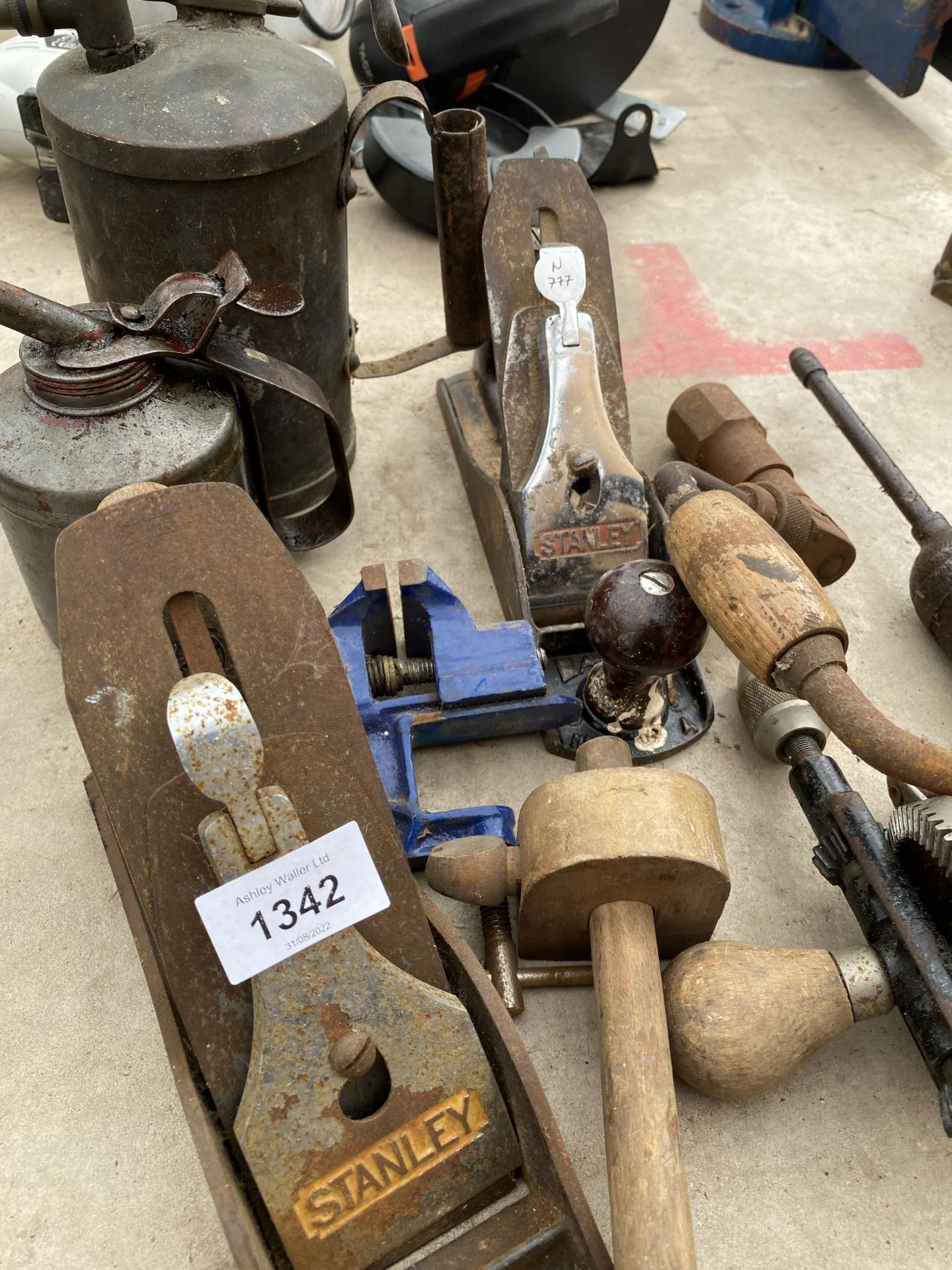 AN ASSORTMENT OF VINTAGE TOOLS TO INCLUDE TWO STANLEY WOOD PLANES, A SMALL VICE AND BRACE DRILLS ETC - Image 2 of 3
