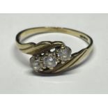 A 9 CARAT GOLD RING WITH THREE CUBIC ZIRCONIAS ON A TWIST DESIGN SIZE O/P