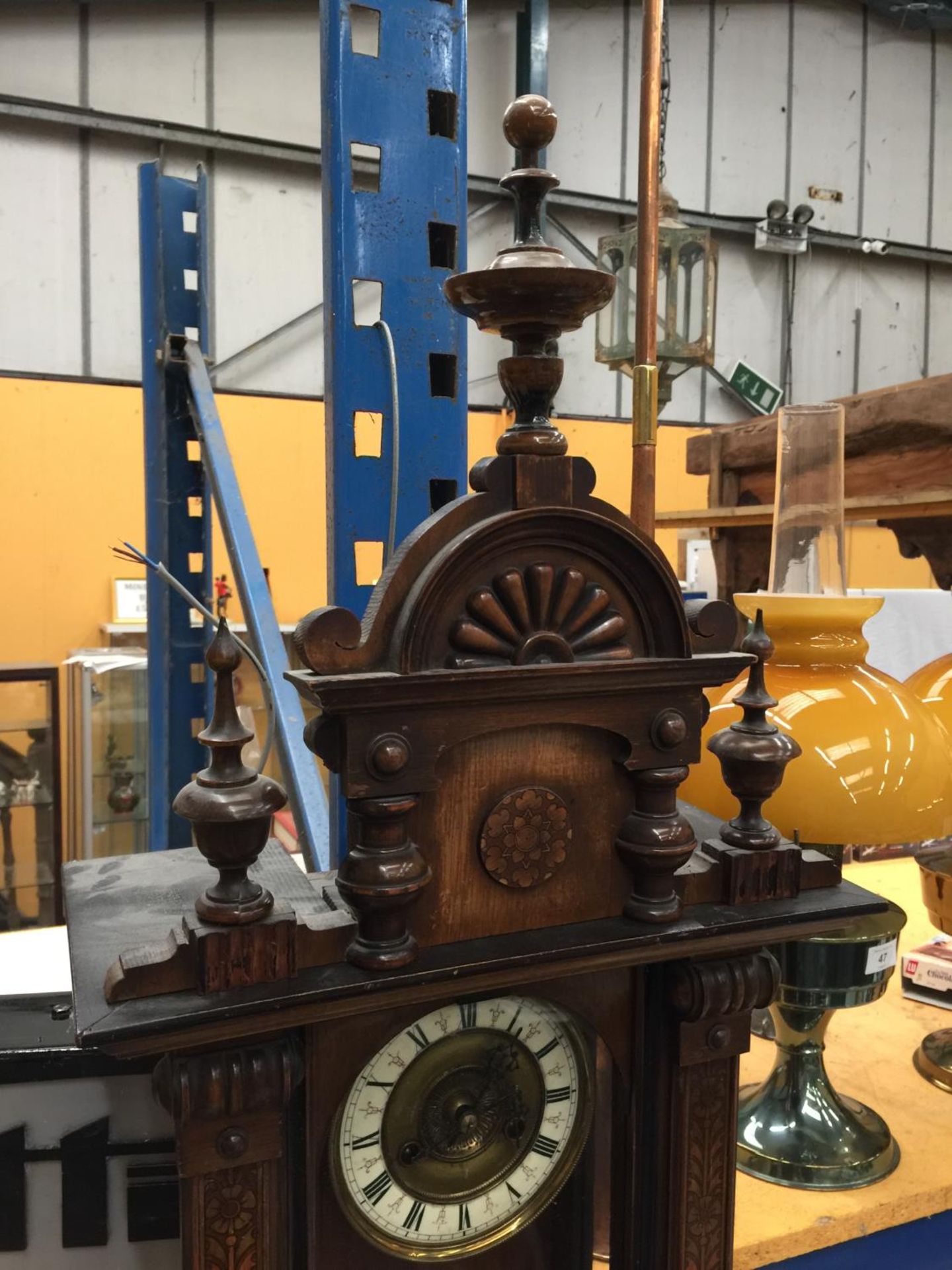 A LATE 19TH CENTURY VIENNA WALL CLOCK WITH ROMAN NUMERALS ON BRASS FACE AND PENDULUM WITH KEY H: - Image 3 of 5