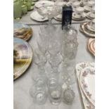 A QUANTITY OF CLEAR GLASSES TO INCLUDE SHERRY, WINE, TUMBLERS, JARS, A CAKE STAND, ETC