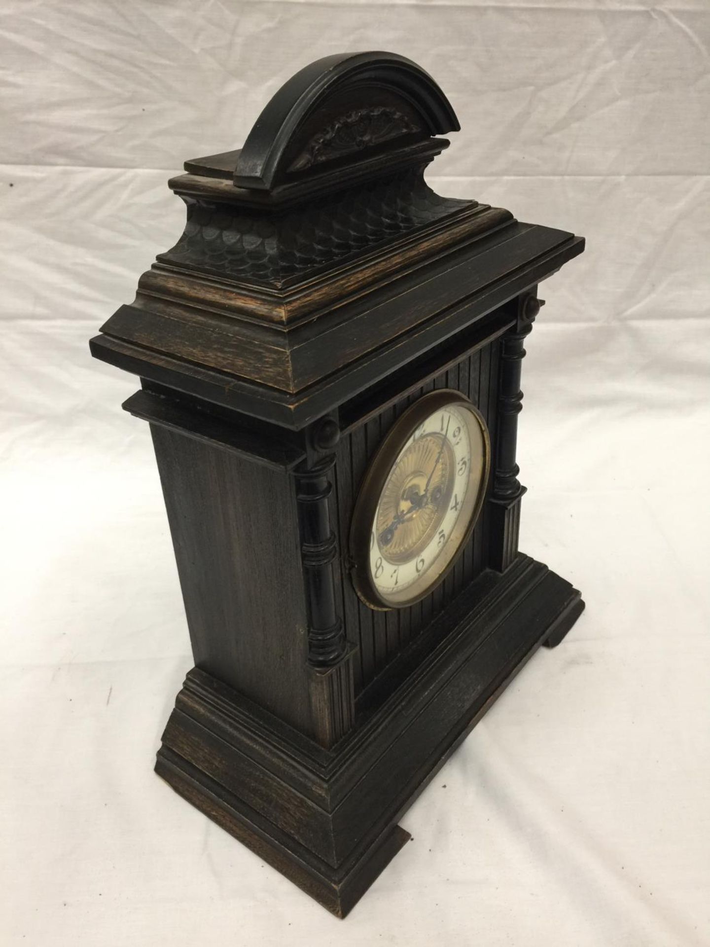 AN ORNATE CHIMING MANTLE CLOCK WITH GERMAN MOVEMENT AND PENDULUM. KEY IS PRESENT AND WORKING AT TIME - Image 3 of 11