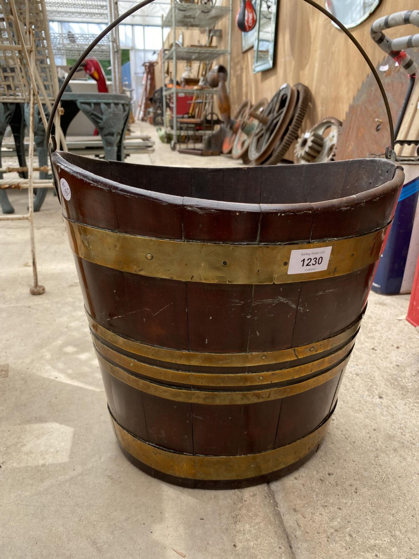 A VINTAGE WOODEN AND BRASS BANDED BUCKET - Image 2 of 4