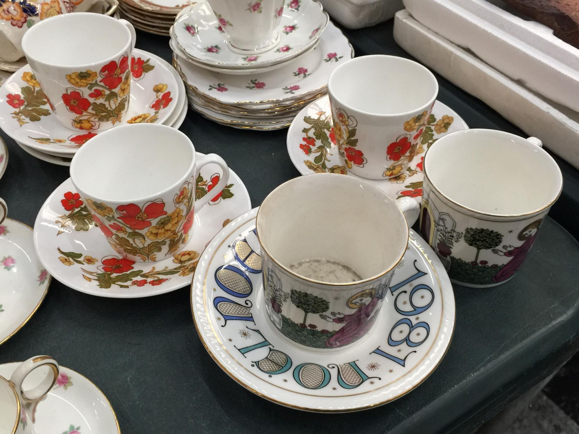 A LARGE QUANTITY OF VINTAGE CHINA AND PORCELAIN CUPS AND SAUCERS TO INCLUDE ROYAL DOULTON, ALFRED - Image 3 of 8