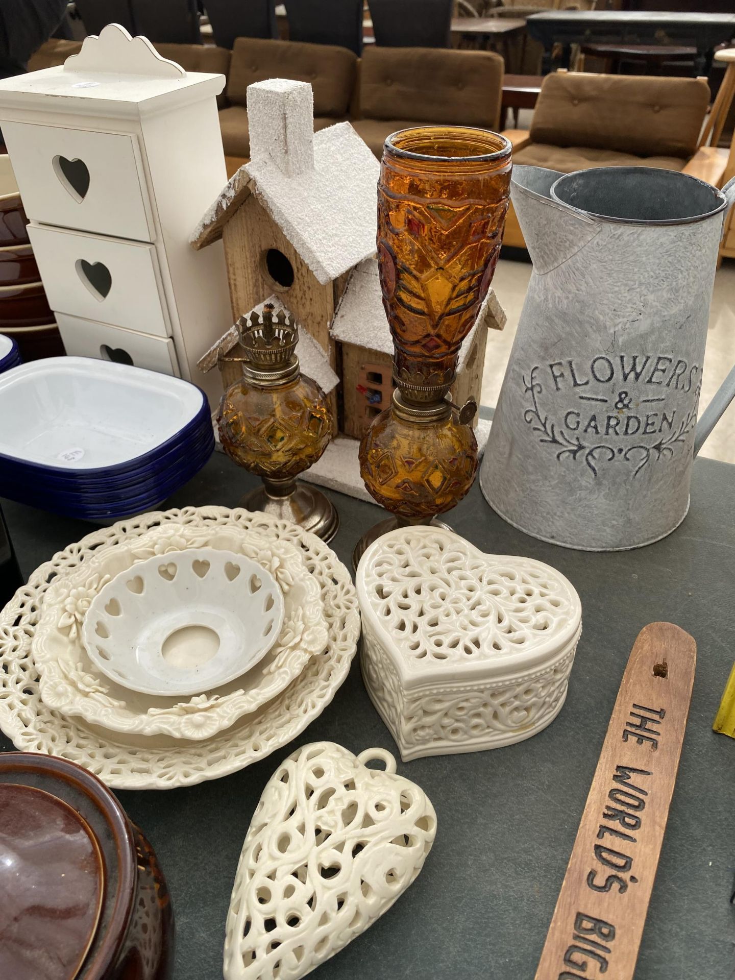 AN ASSORTMENT OF ITEMS TO INCLUDE ENAMEL PIE DISHES, DOOR FURNITURE AND TWO OIL LAMPS ETC - Image 3 of 5