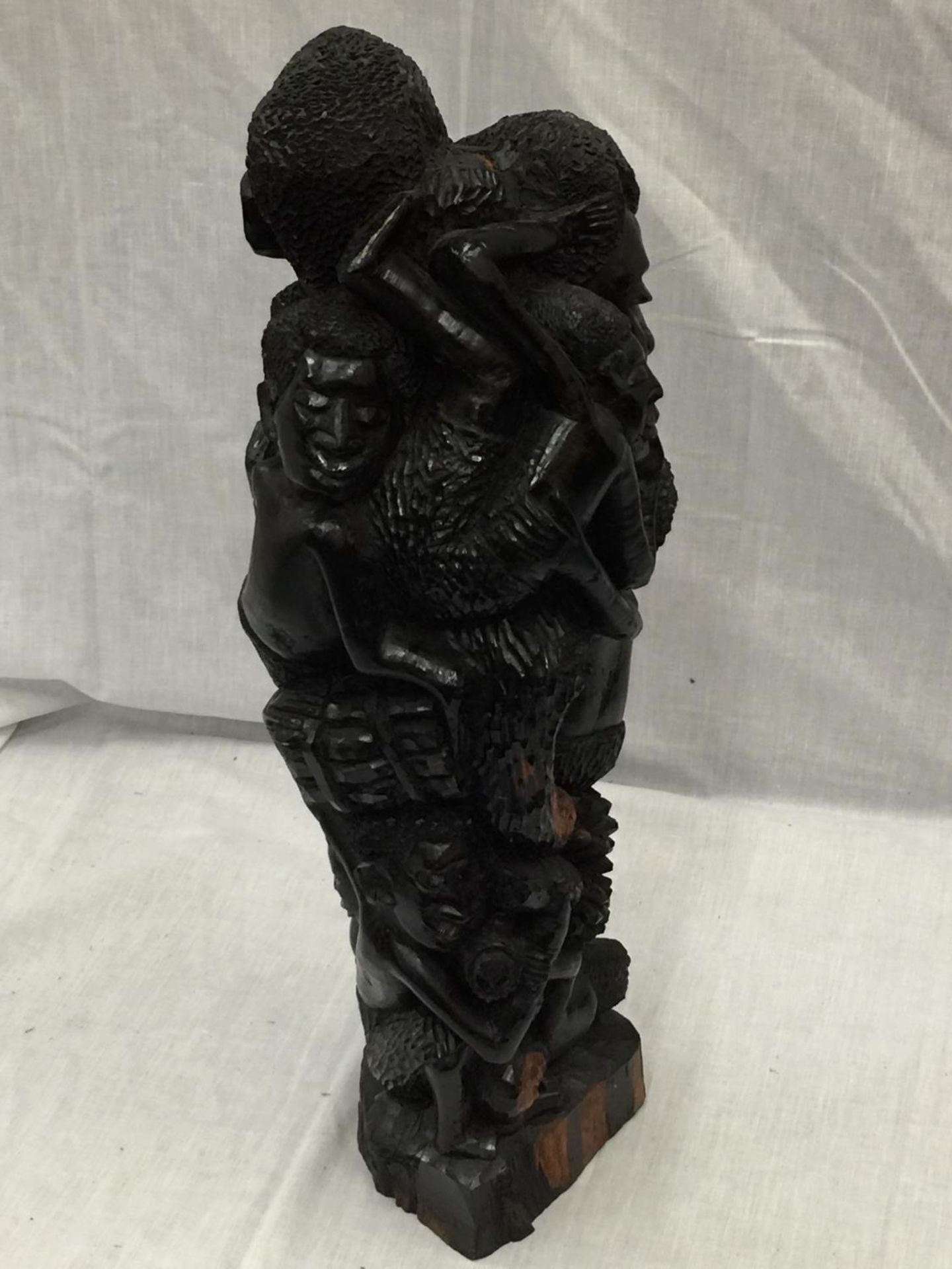 A LARGE HAND CARVED AFRICAN TRIBAL STYLE FIGURE H: 54CM - Image 6 of 6