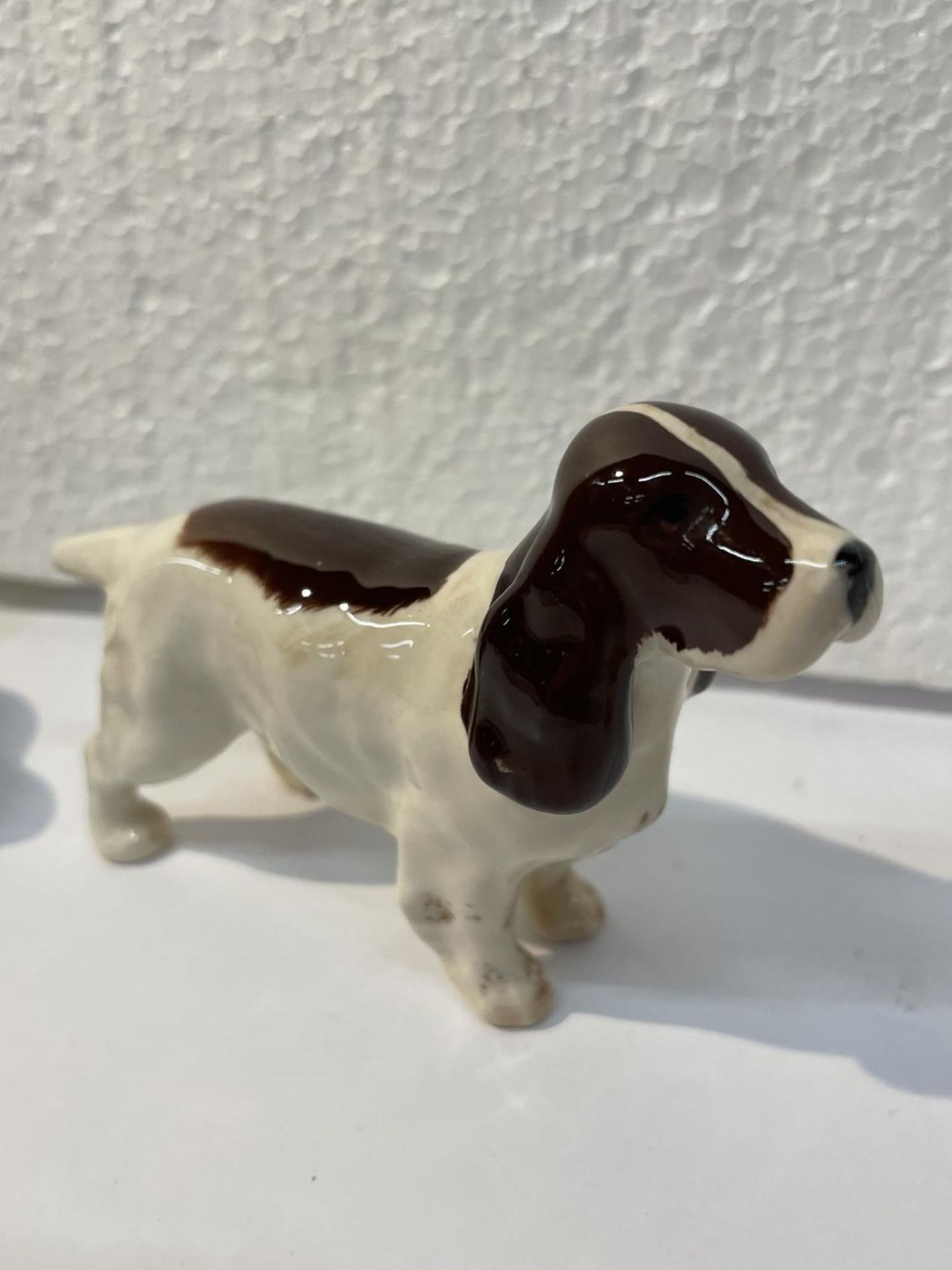 FIVE BESWICK DOGS TO INCLUDE A FOX HOUND, DALMATION, SPANIEL, DASHOUND, AND A CORGI - Bild 4 aus 13