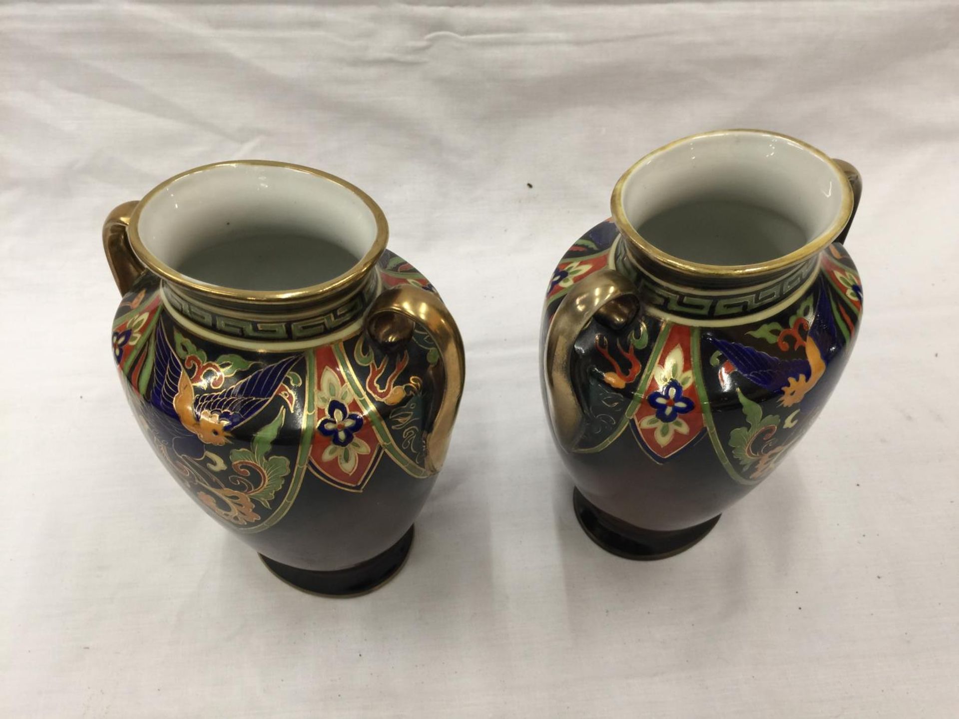 A PAIR OF HAND PAINTED NORITAKE VASES WITH GILT EDGING AND BIRD DESIGN TO FRONT H: 20CM - Image 4 of 8