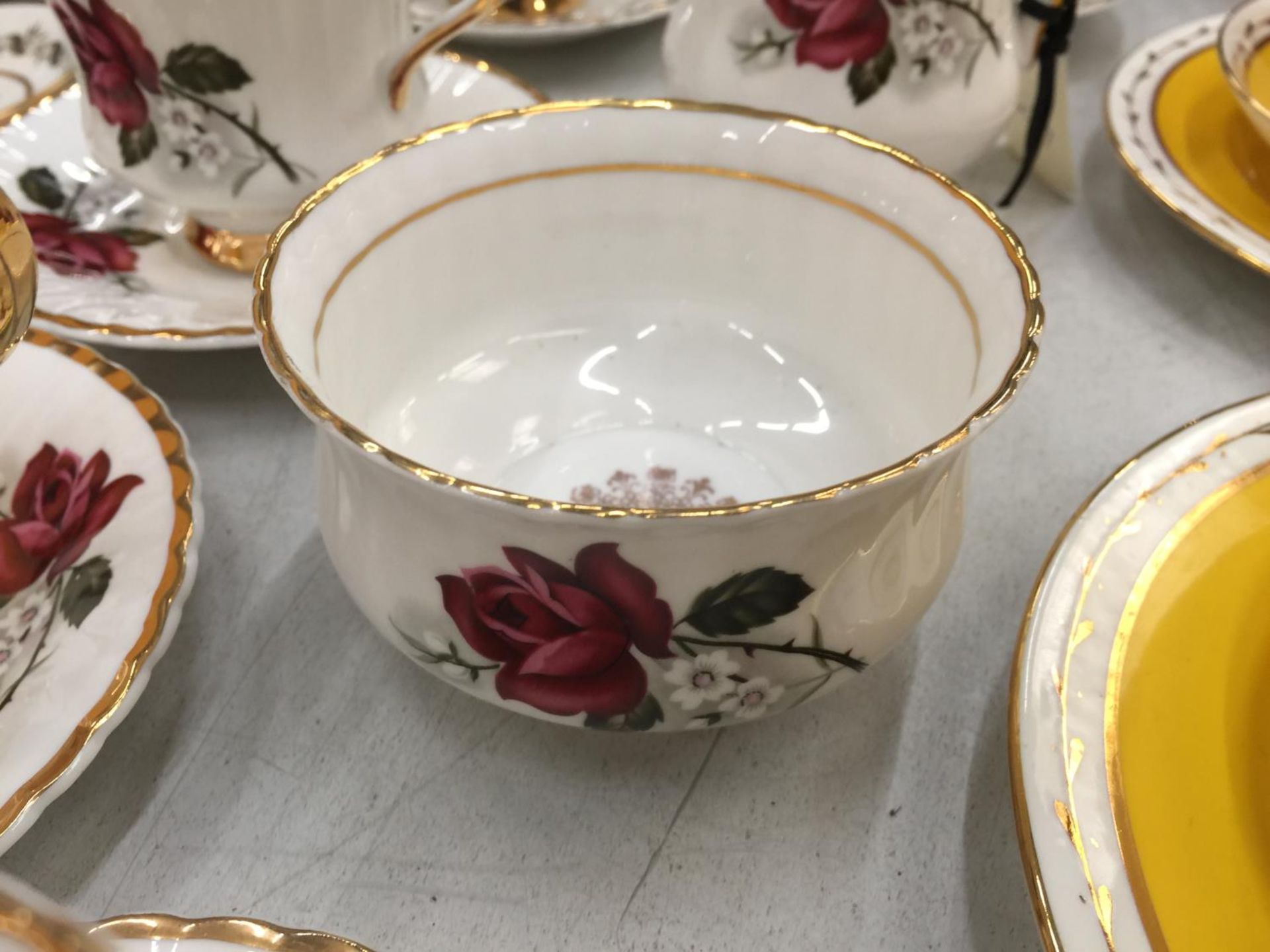 A VINTAGE ROSE PATTERNED 'LUBORN' TEASET TO INCLUDE CUPS, SAUCERS, CREAM JUG AND SUGAR BOWL - Image 4 of 6