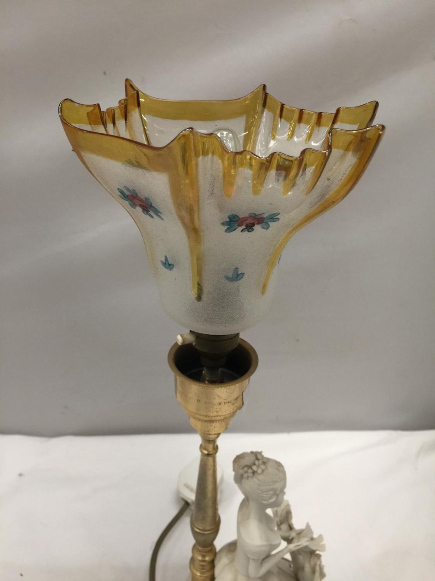 A TABLE LAMP WITH CERAMIC LADY BASE AND GLASS SHADE HEIGHT 44CM - Image 6 of 6