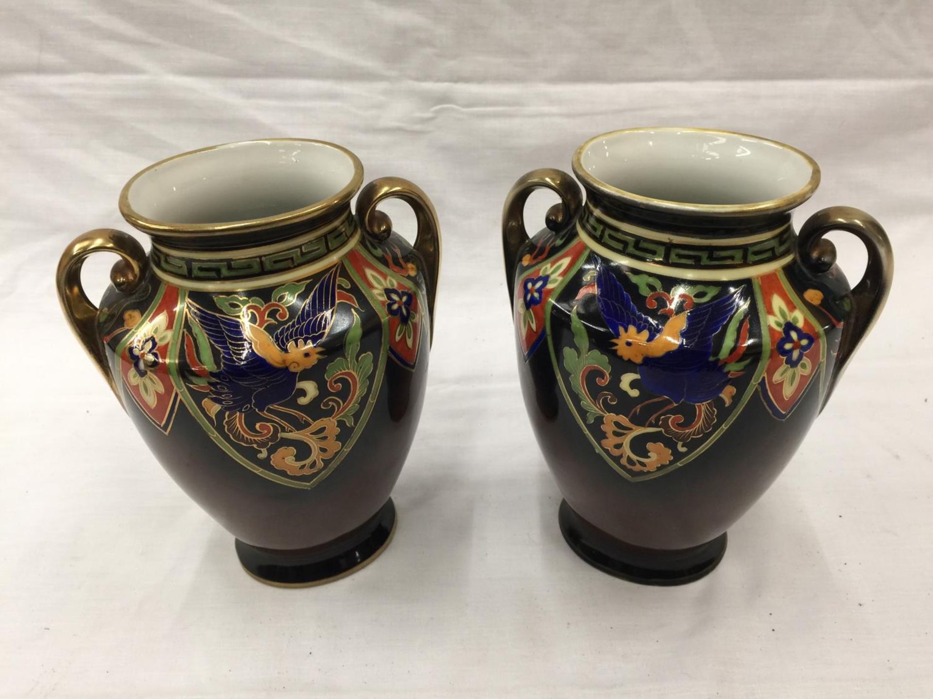 A PAIR OF HAND PAINTED NORITAKE VASES WITH GILT EDGING AND BIRD DESIGN TO FRONT H: 20CM