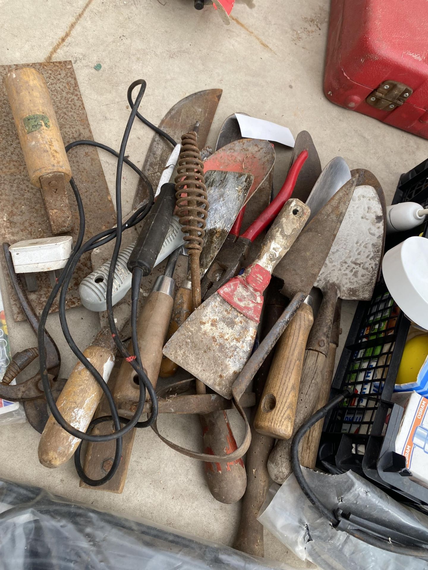 AN ASSORTMENT OF TOOLS AND HARDWARE TO INCLUDE LIGHT BULBS, TROWELS AND SHEEP SHEARS ETC - Image 2 of 4