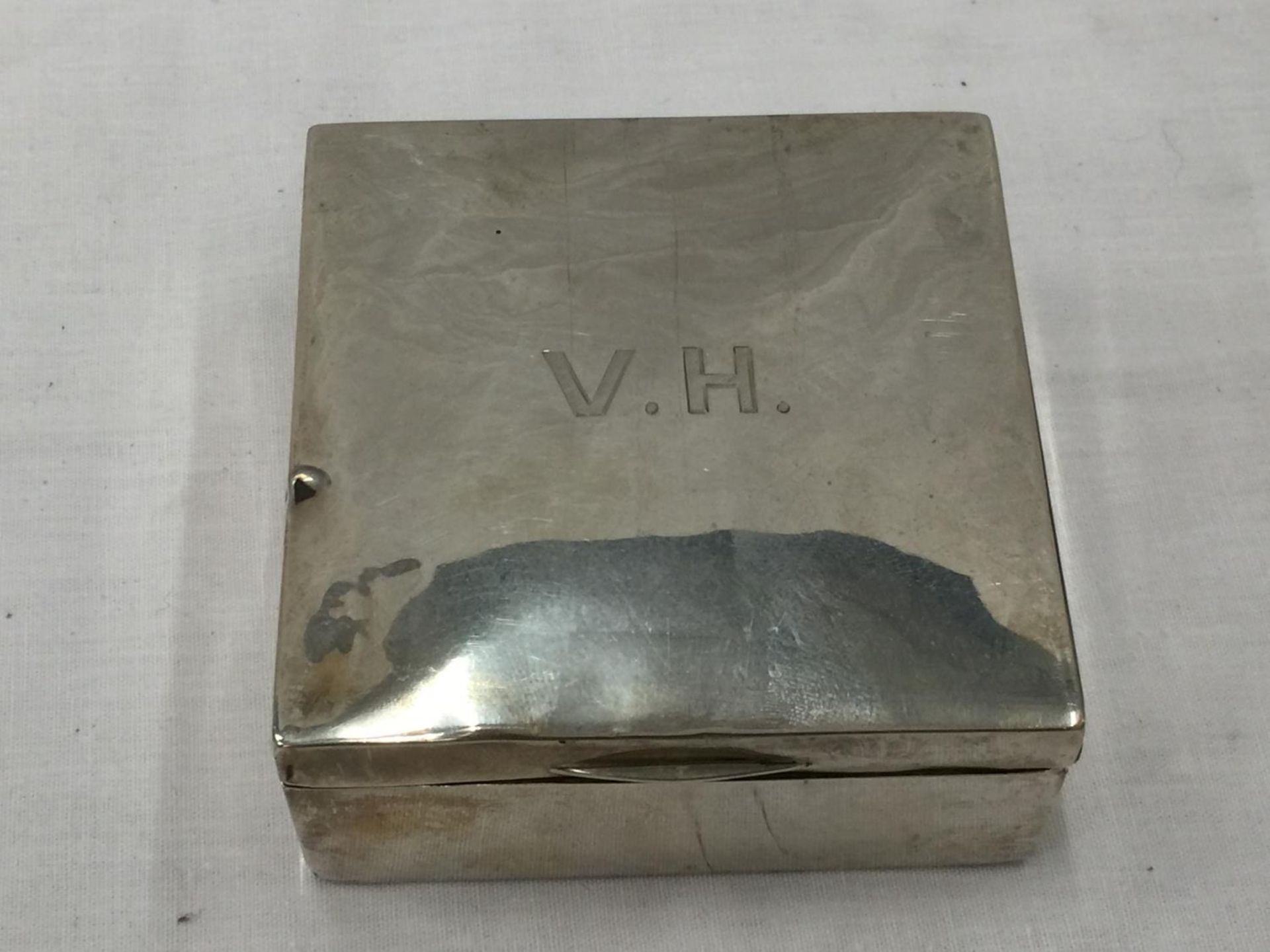 A HALLMARKED (INDISTINCT) SILVER TRINKET BOX WITH WOODEN LINING. WEIGHT: 234 GRAMS - Image 3 of 8