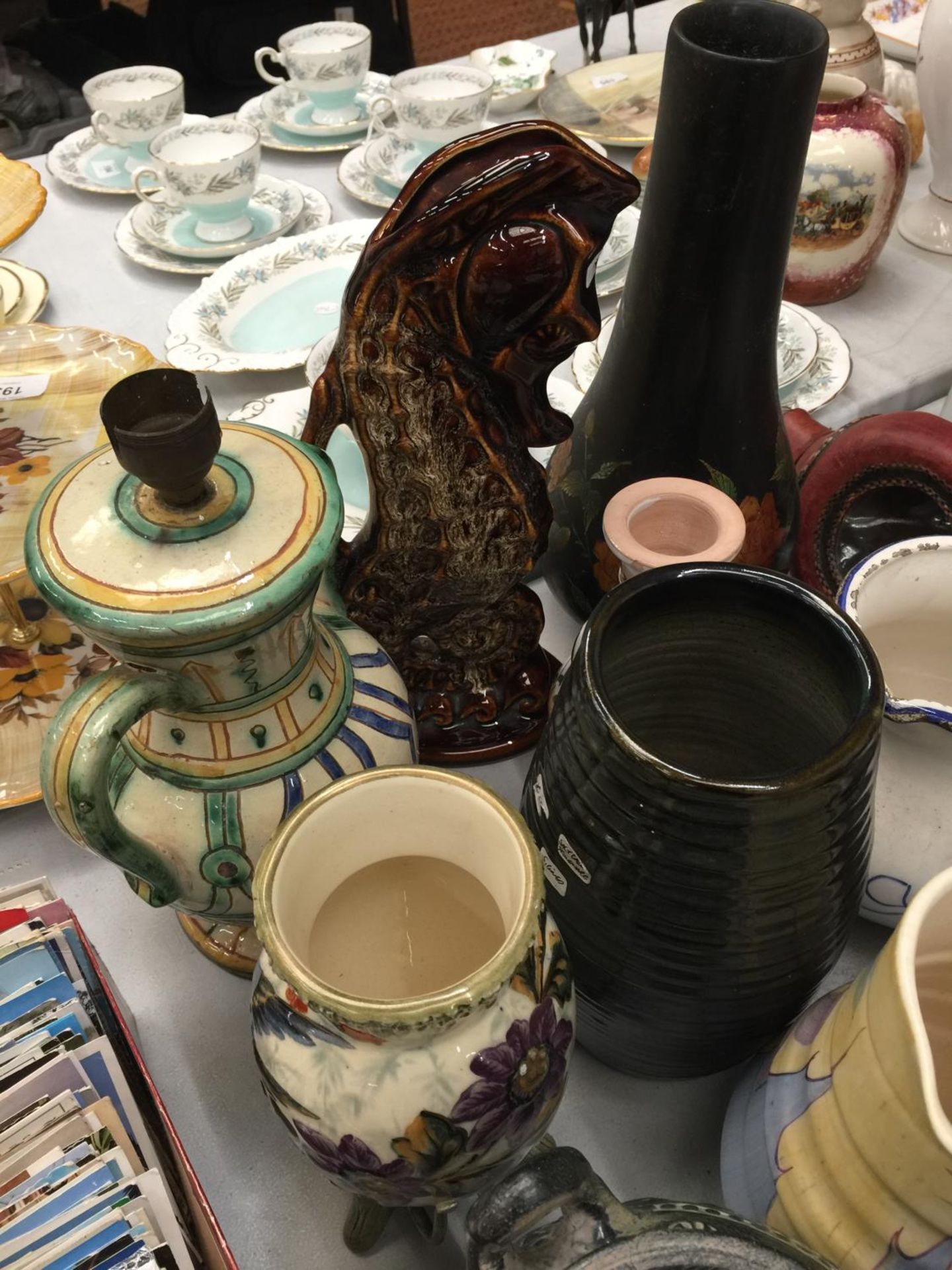 A QUANTITY OF POTTERY ITEMS TO INCLUDE A SYLVAC RETRO VASE, A SEAHORSE JUG, VASES, JUGS, VINTAGE - Image 6 of 7