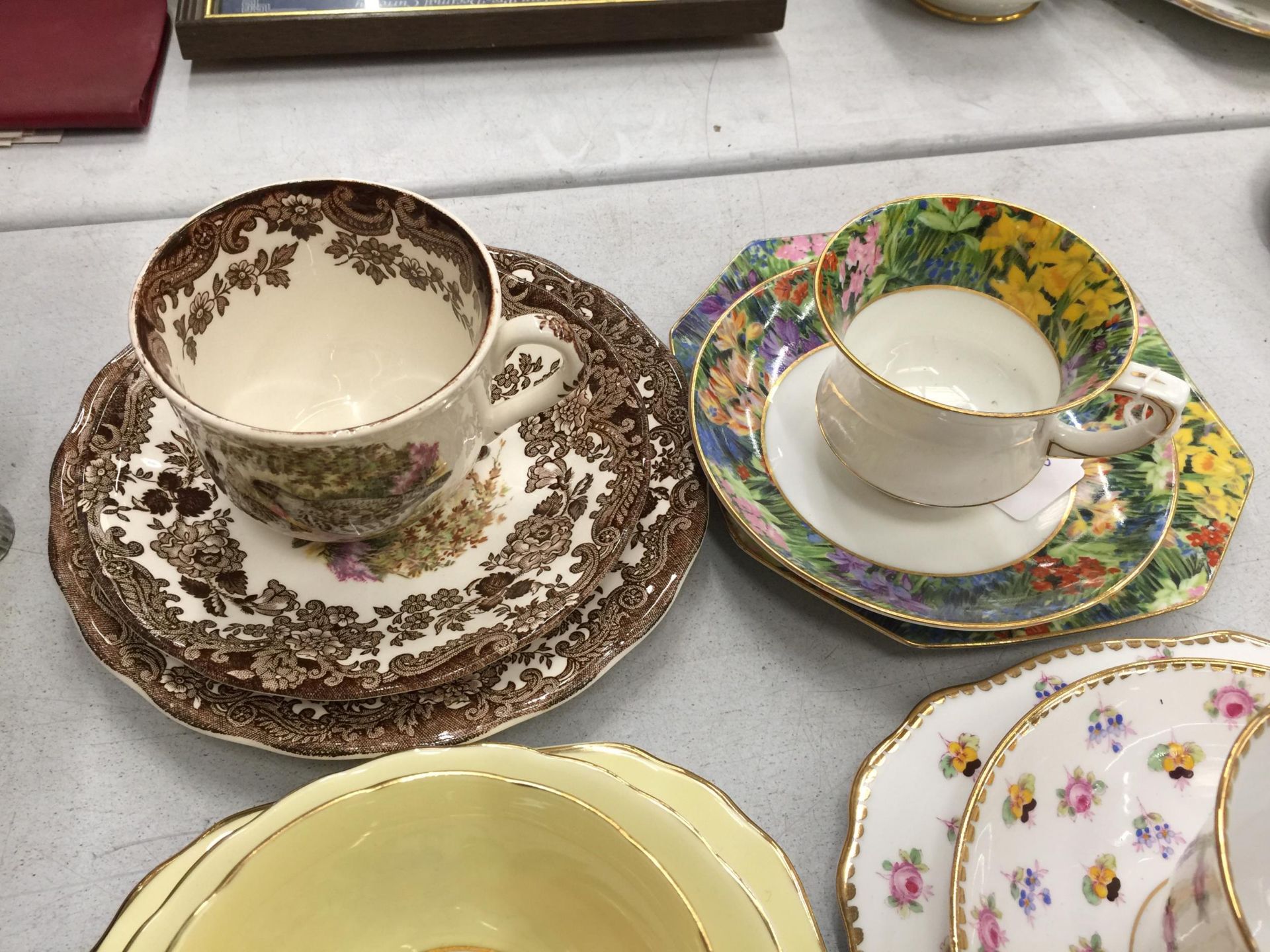 A QUANTITY OF CHINA TRIOS TO INCLUDE PARAGON, ROYAL STAFFORD 'ROSE PANSY', TUSCAN, ROYAL WORCESTER - Image 4 of 6