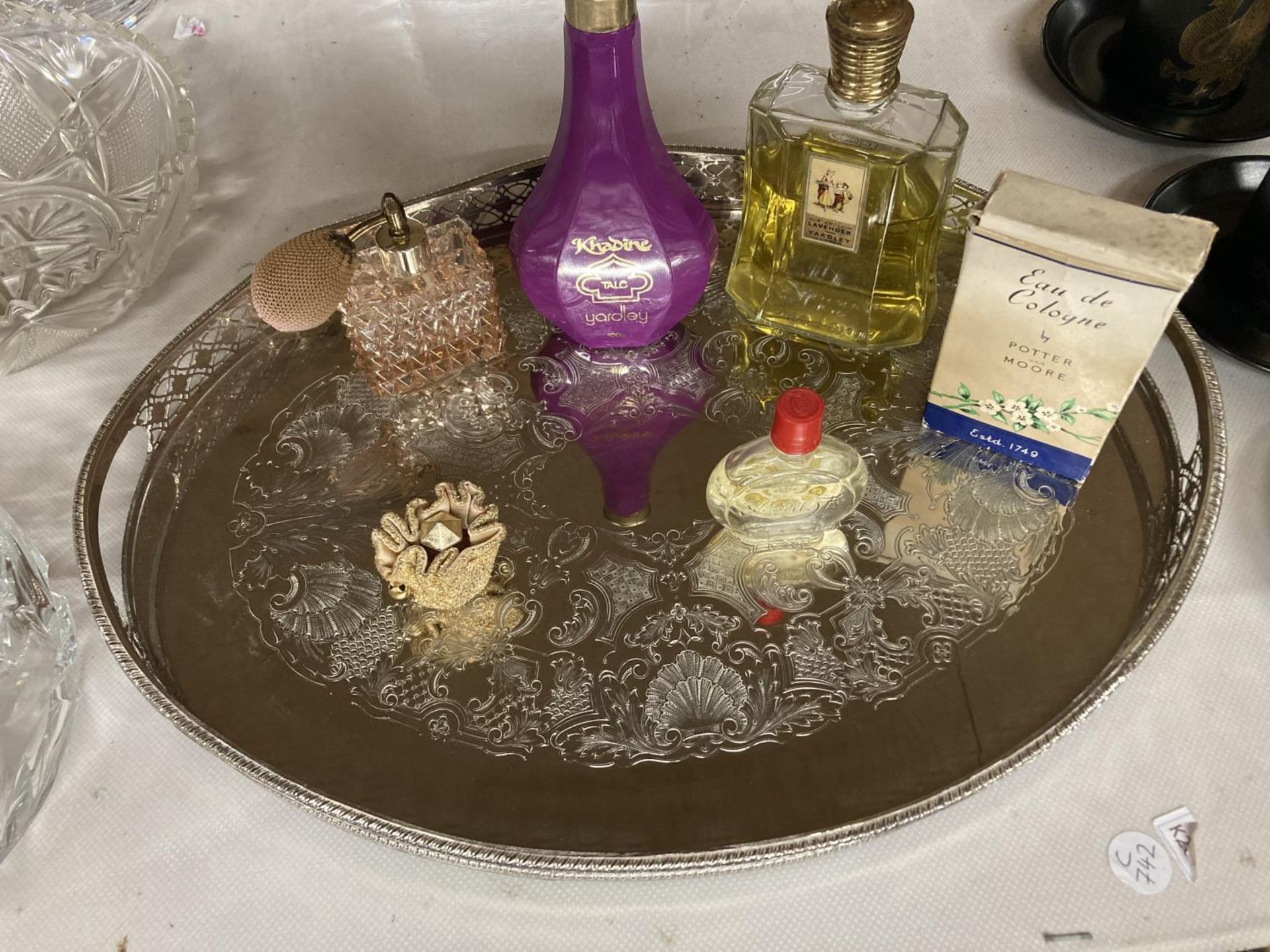 A SILVER PLATED GALLERIED TRAY CONTAINING VINTAGE PERFUMES, TALC AND A SCENT BOTTLE - Image 4 of 4