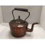 A VINTAGE COPPER KETTLE WITH ACORN FINIAL HEIGHT TO FINIAL 21CM
