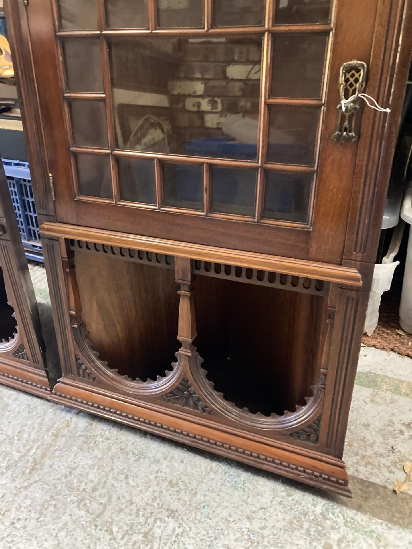 A PAIR OF EDWARDIAN MAHOGANY ASTRAGAL GLAZED CORNER CABINETS WITH CARVED ARCHED TOPS AND LOCKING - Image 4 of 6