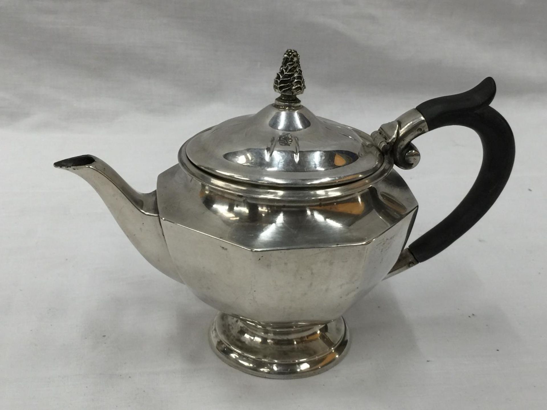 A BIRMINGHAM HALLMARKED SILVER TEAPOT NOT WITH ORIGINAL LID WEIGHT 372 GRAMS