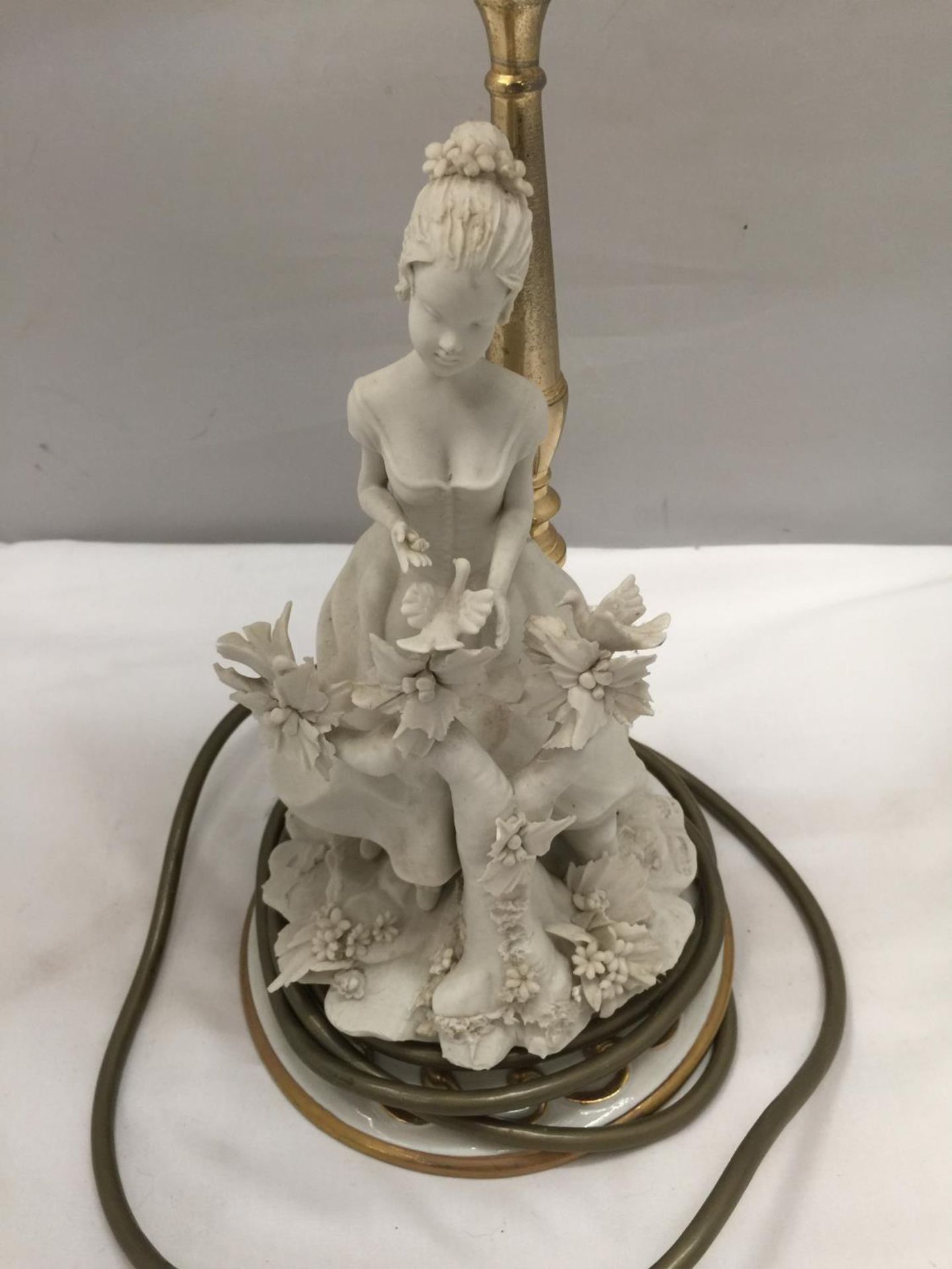 A TABLE LAMP WITH CERAMIC LADY BASE AND GLASS SHADE HEIGHT 44CM - Image 2 of 6