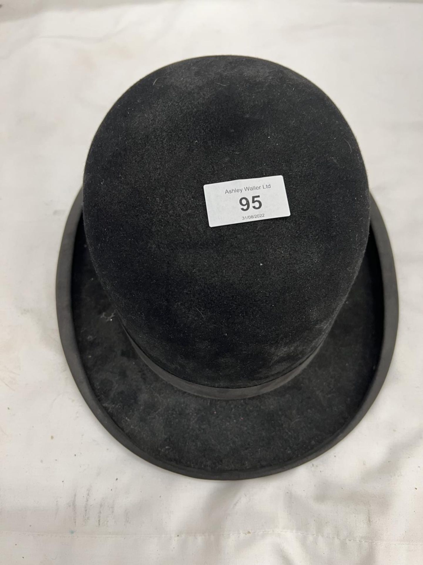 A VINTAGE G.A. DUNN & CO PICCADILLY CIRCUS LONDON BOWLER HAT. SIZE: 8 1/4" INTERNAL LENGTH