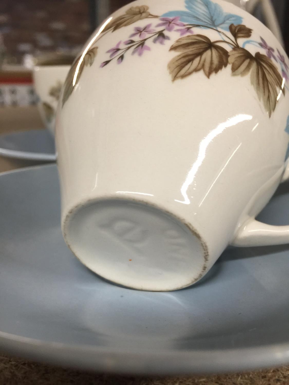 A VINTAGE COFFEE SET IN A PLAE BLUE AND WHITE WITH FOLIAGE DECORATION TO INCLUDE COFFEE POT, CREAM - Image 3 of 3