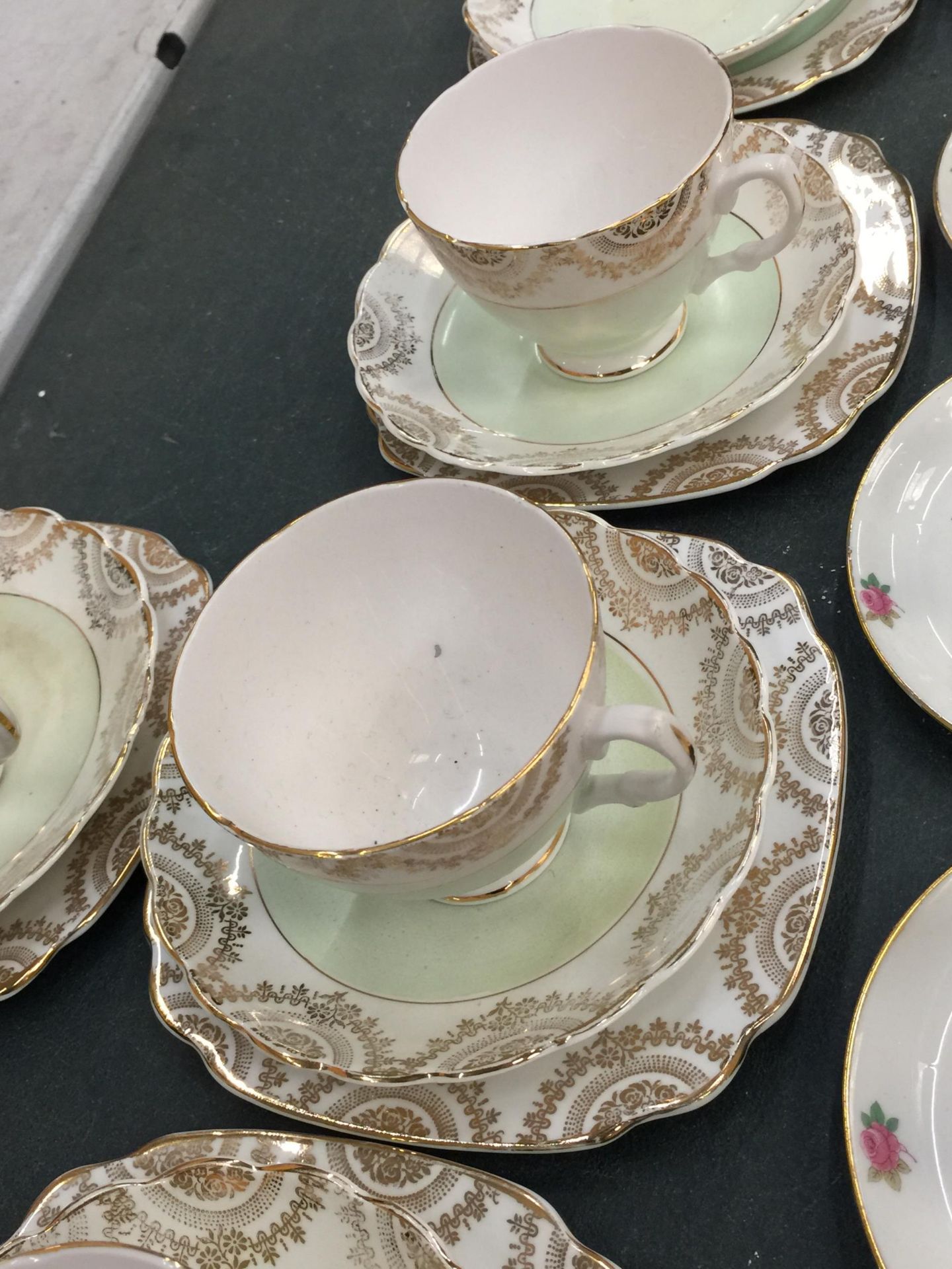 A LARGE QUANTITY OF VINTAGE CHINA AND PORCELAIN CUPS AND SAUCERS TO INCLUDE ROYAL DOULTON, ALFRED - Image 7 of 8