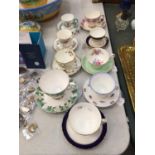 AN ASSORTMENT OF CHINA CUPS AND SAUCERS TO INCLUDE ROYAL ALBERT 'MOSS ROSE', ROYAL WORCESTER '
