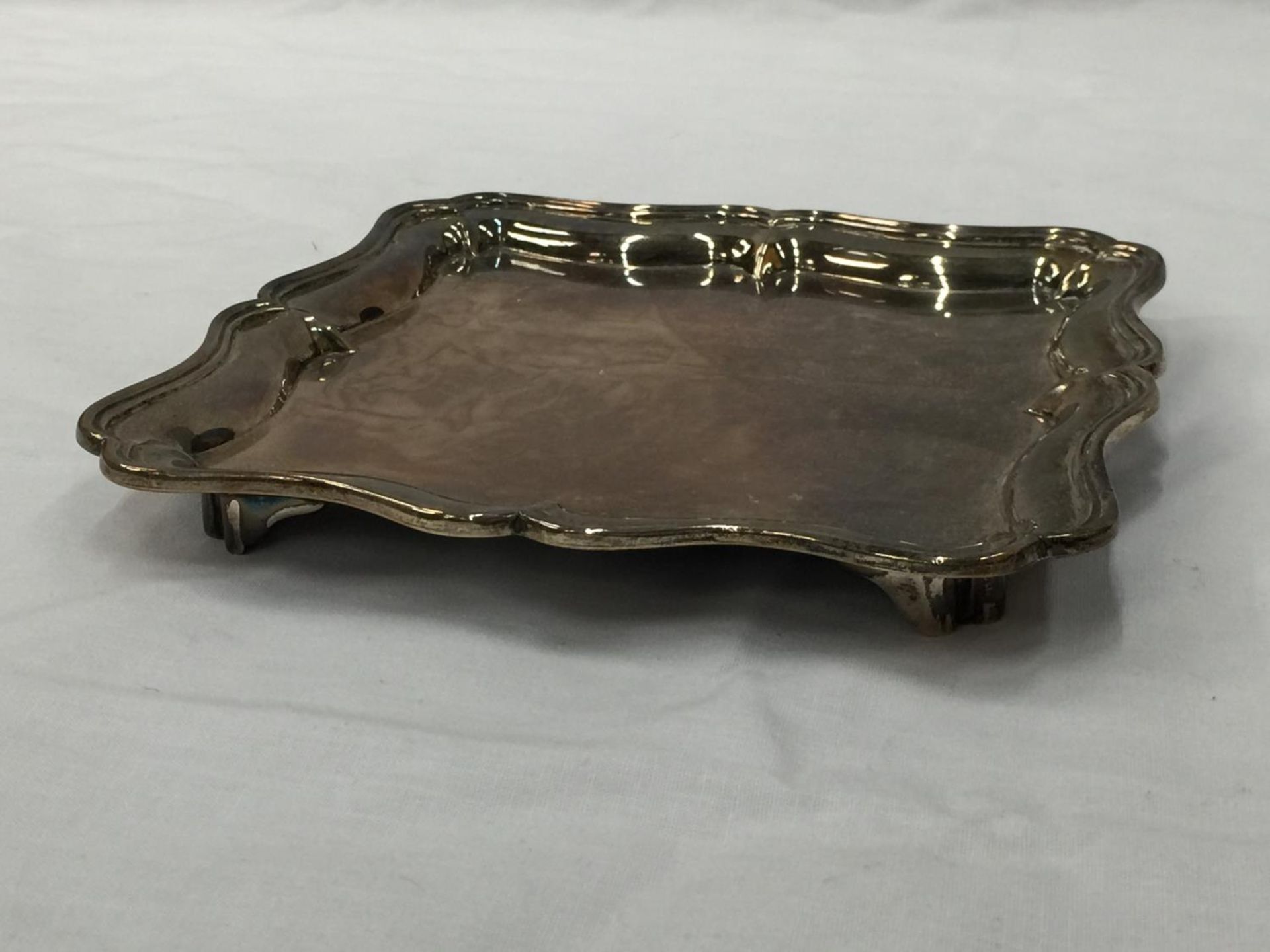 A LONDON HALLMARKED SILVER TRAY ON FEET. 18CM X 18CM. WEIGHT 295 GRAMS - Image 5 of 10