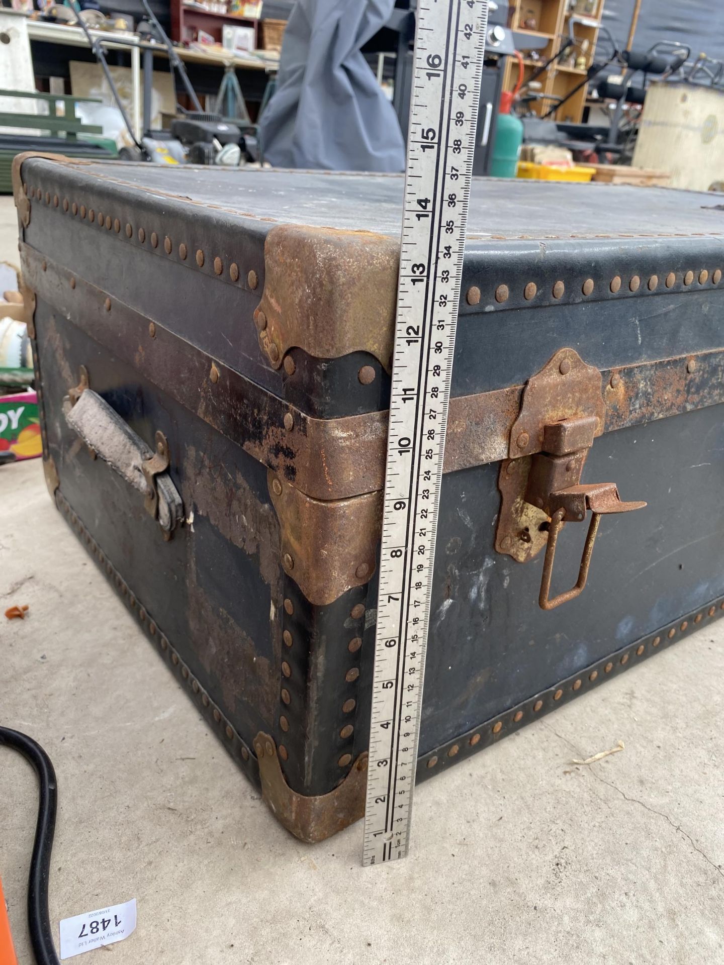 A VINTAGE WOODEN TRAVEL TRUNK - Image 4 of 6