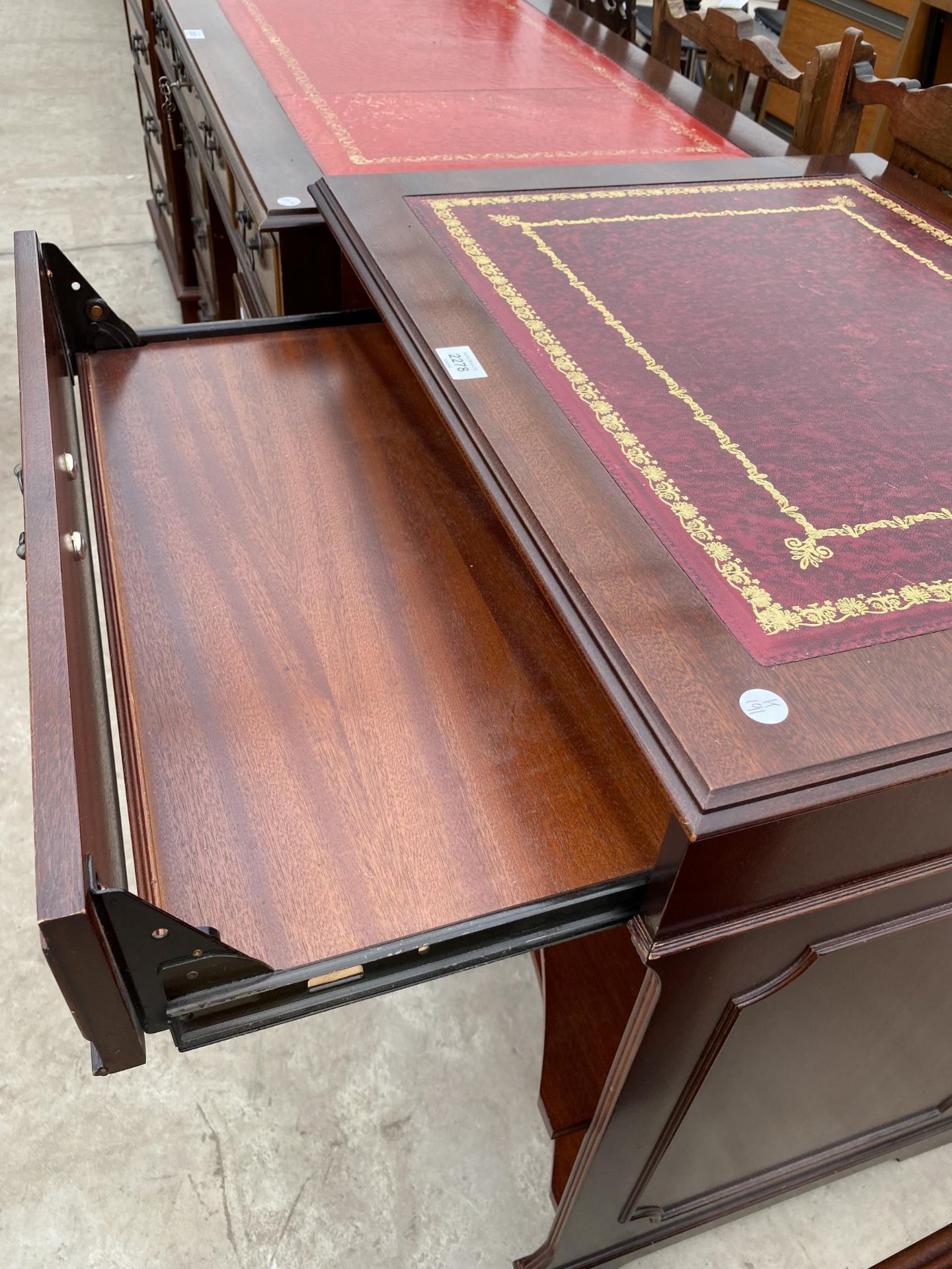 A SMALL MAHOGANY COMPUTER TABLE WITH SINGLE DRAWER AND RED LEATHER TOP - Image 5 of 6