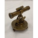 A BRASS TELESCOPE AND COMPASS H: 10CM