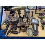 A MIXED LOT TO INCLUDE A BANKERS STYLE BRASS LAMP, VINTAGE PLANE, A VINTAGE JUICER, SPONG'S BEAN