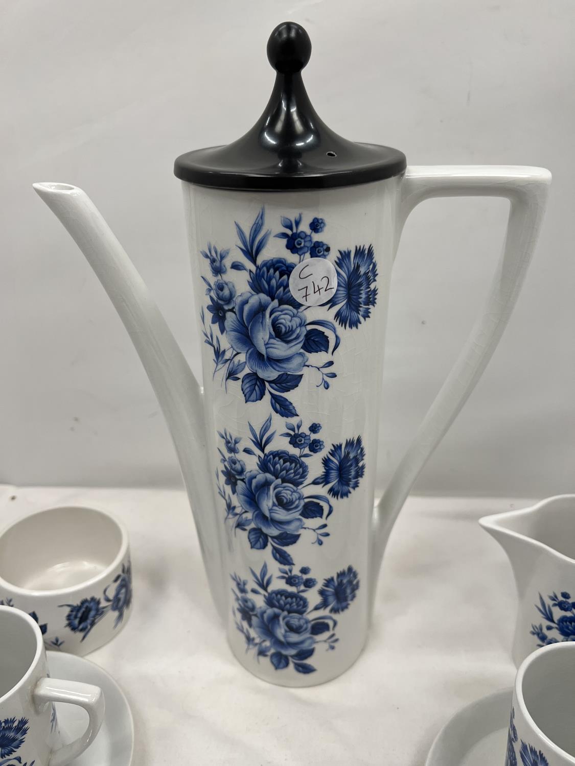 A PORTMEIRION COFFEE SET IN A BLUE AND WHITE FLORAL PATTERN TO INCLUDE COFFEE POT, SUGAR BOWL, CREAM - Image 2 of 4