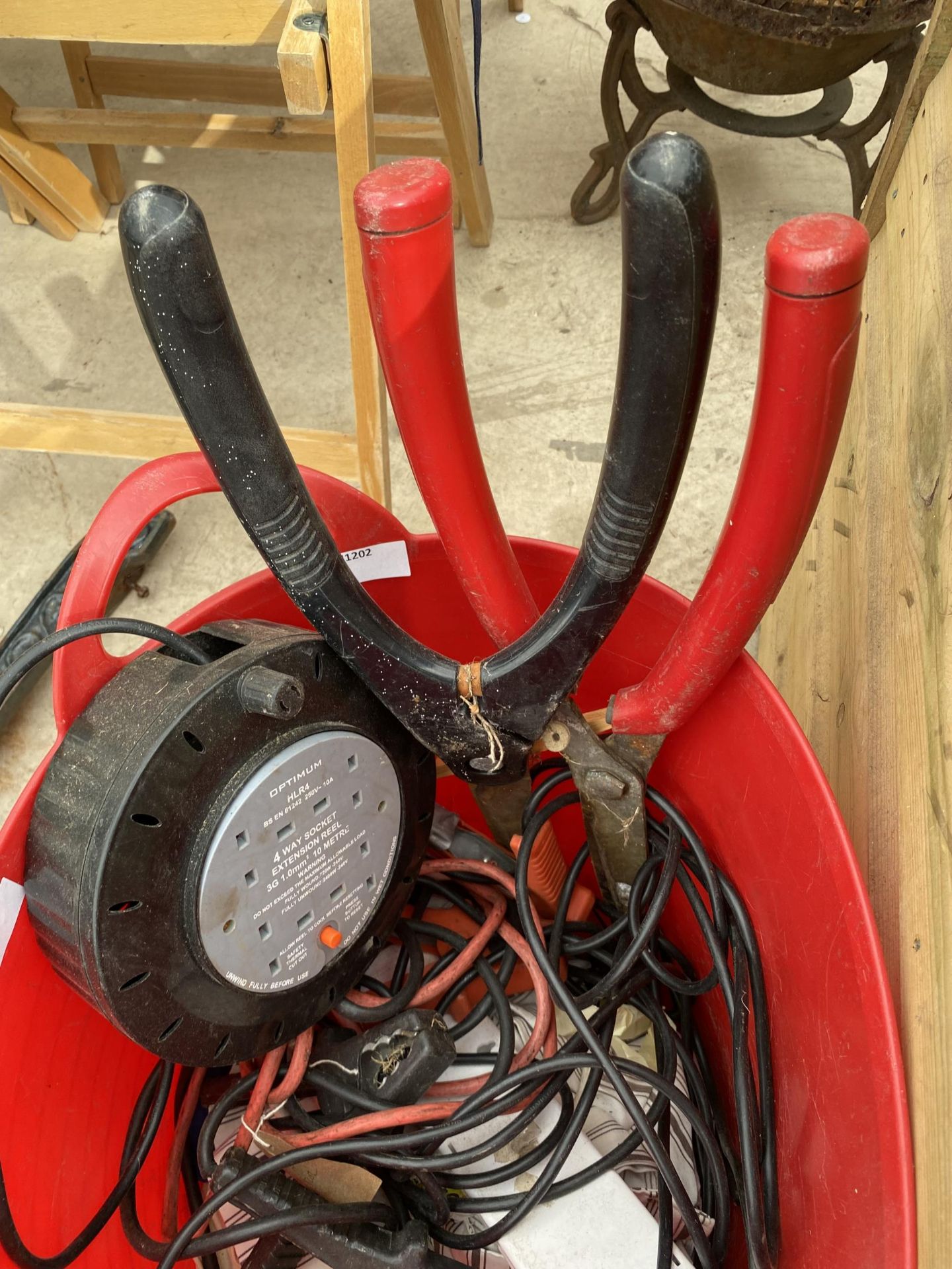 AN ASSORTMENT OF ITEMS TO INCLUDE JUMP LEADS AND SHEARS ETC - Image 2 of 3