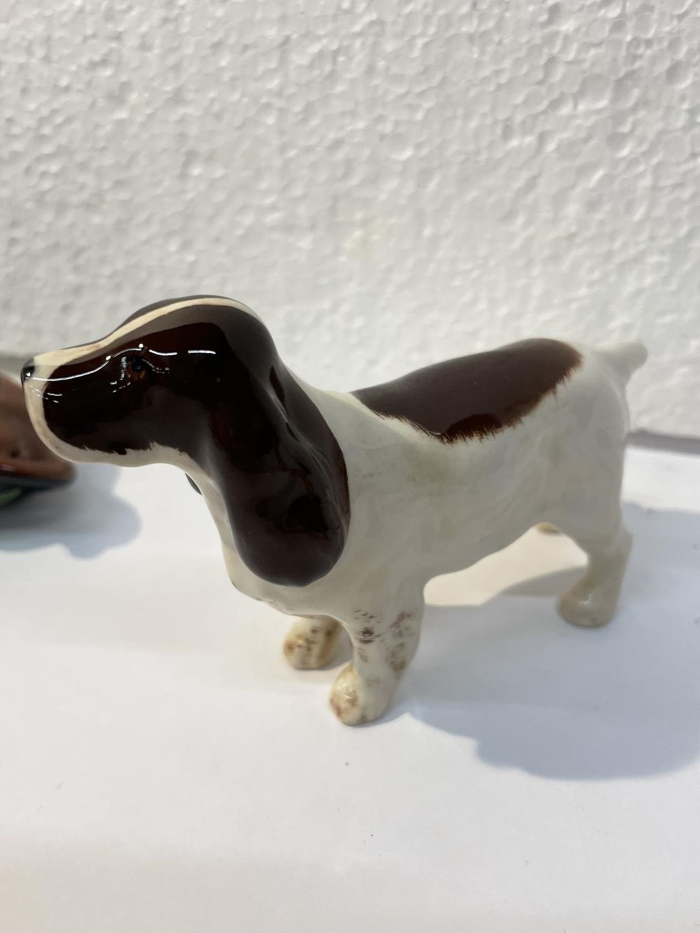 FIVE BESWICK DOGS TO INCLUDE A FOX HOUND, DALMATION, SPANIEL, DASHOUND, AND A CORGI - Bild 5 aus 13