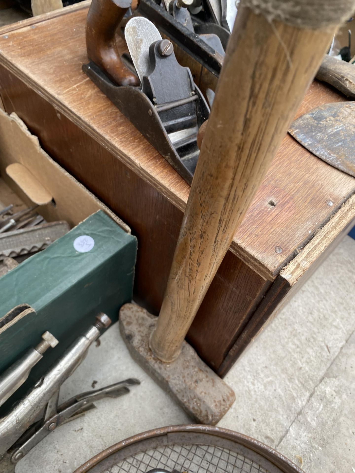 AN ASSORTMENT OF VINTAGE TOOLS TO INCLUDE WOOD PLANES, BRACE DRILLS AND AN AXE ETC - Image 5 of 6