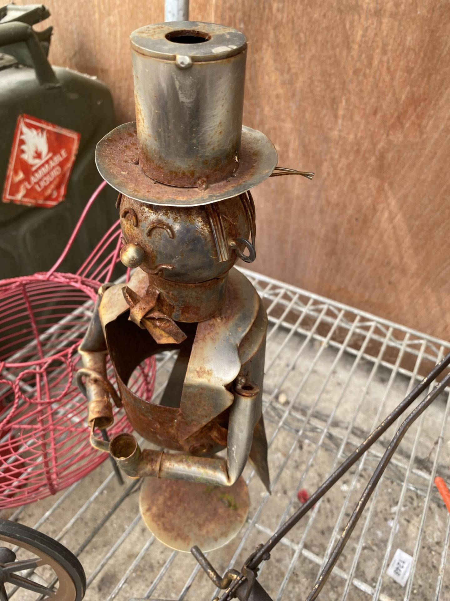 A COLLECTION OF ITEMS TO INCLUDE A WIRE EGG CROCK, A TIN MAN AND A TRICYCLE ETC - Image 5 of 5