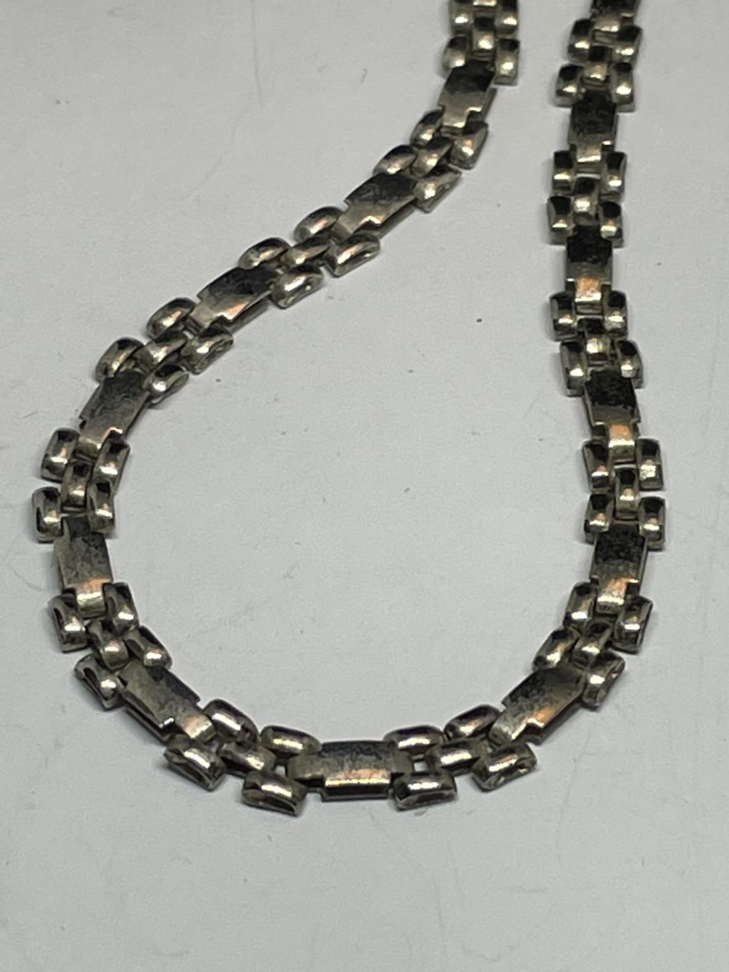 A MARKED SILVER NECKLACE - Image 3 of 3