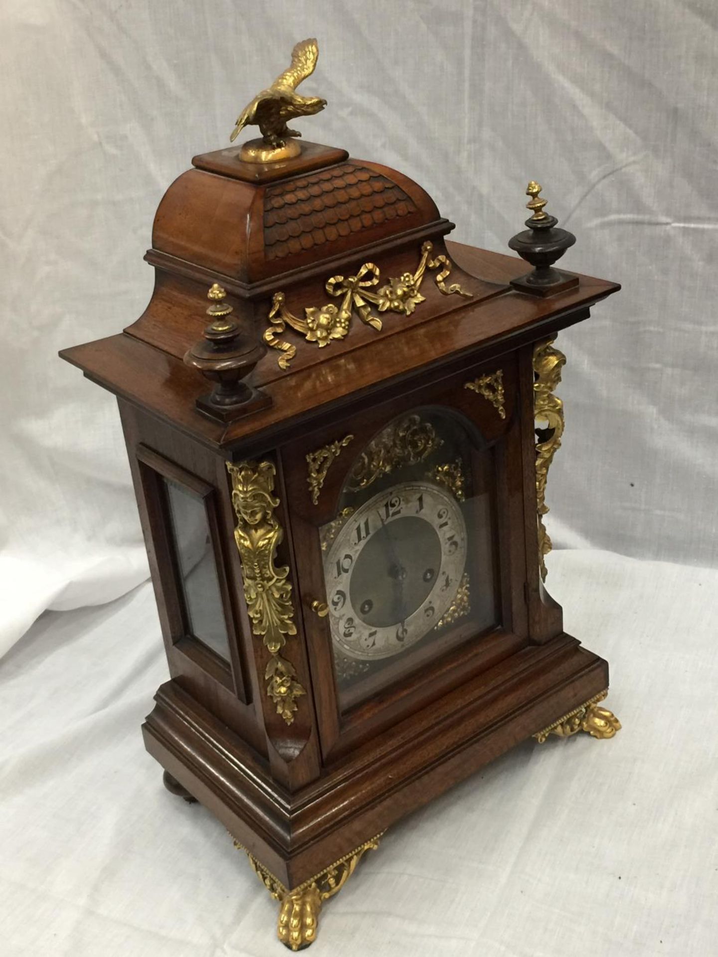 A 19TH CENTURY MAHOGANY CASED BRACKET CLOCK WITH FULL BRASS DIAL AND SILVER CHAPTER RING ORMOLA - Image 4 of 12
